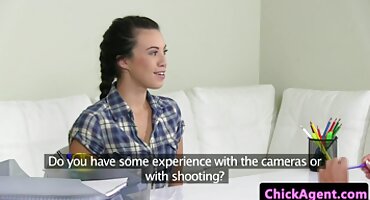 chanyota sex Một kẻ lừa đảo ukraine quyến rũ một người bạn sex trên xe và liếm tinh trùng.