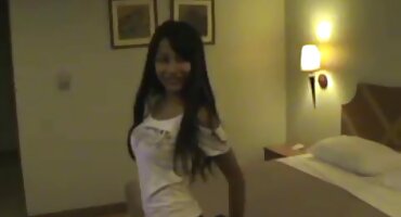 sex gái chuppy Coquette trải sex vung trom dài trên vòi nước và được kiêm.